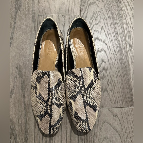 Schutz Flats - Picture 2 of 8